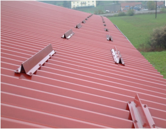 Монтаж профильного листа основной поверхности крыши