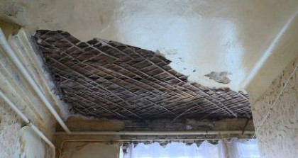 Ремонт потолка в деревянном доме или сталинке