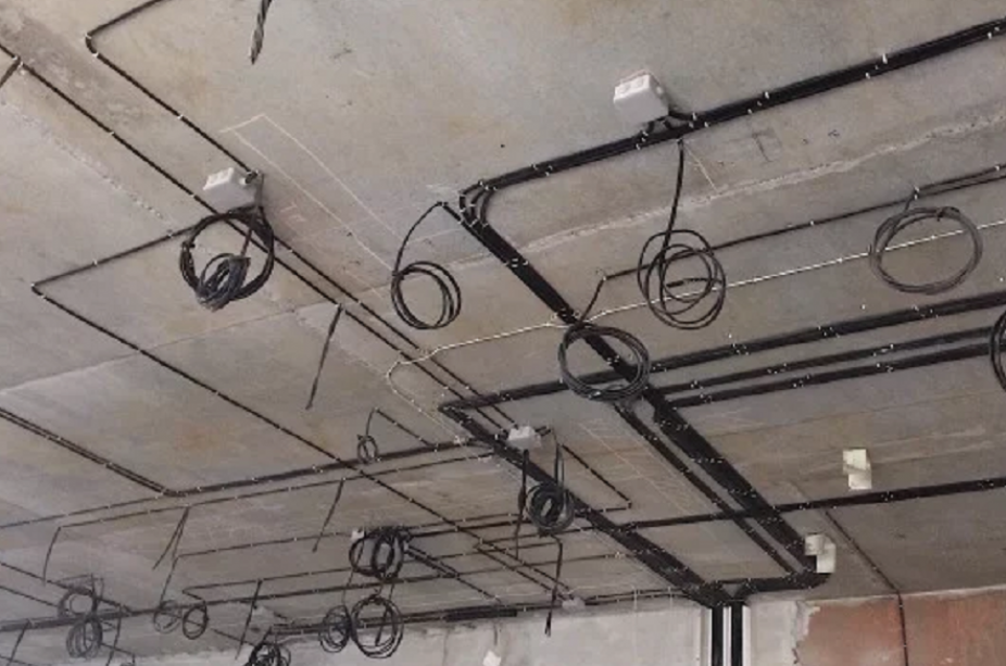 Можно ли делать проводку в квартире под натяжным потолком