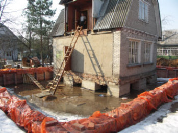 Как сделать фундамент под старый дом без фундамента — Всё о бетоне