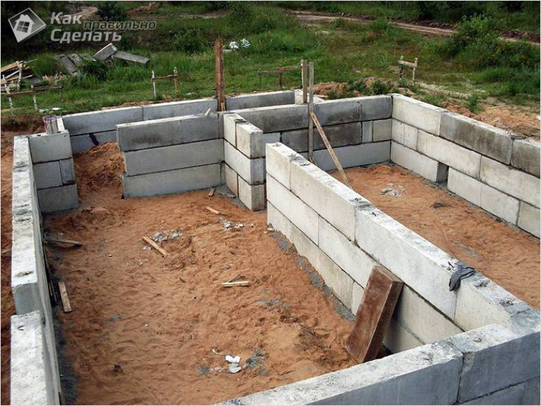 Строительство цоколя из бетонных блоков
