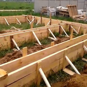 Как сделать фундамент для дома из бруса своими руками: (с видео)
