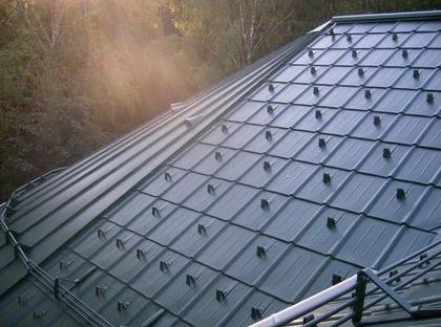 Как установить снегозадержатели на крышу из металлочерепицы