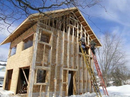 Особенности проведения работ снаружи деревянного/щитового/бревенчатого дома
