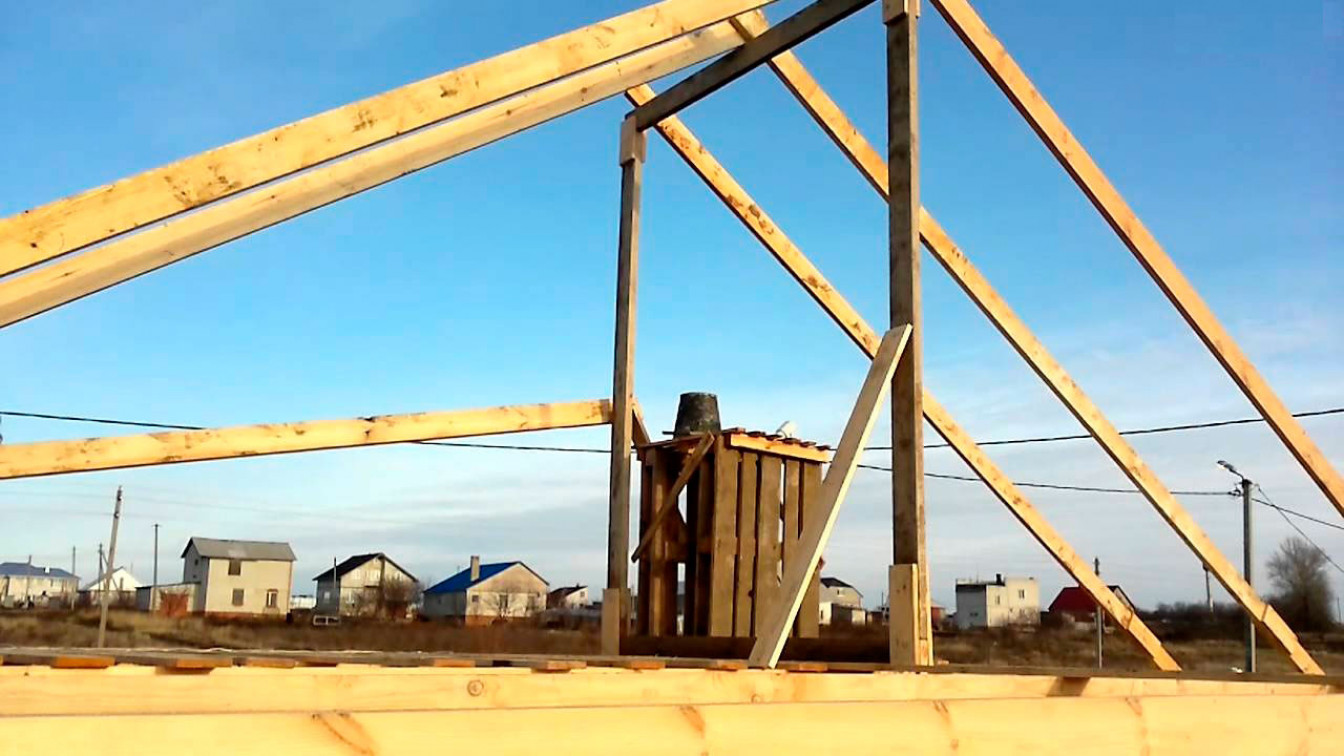Видео по особенностям возведения крыши для бани