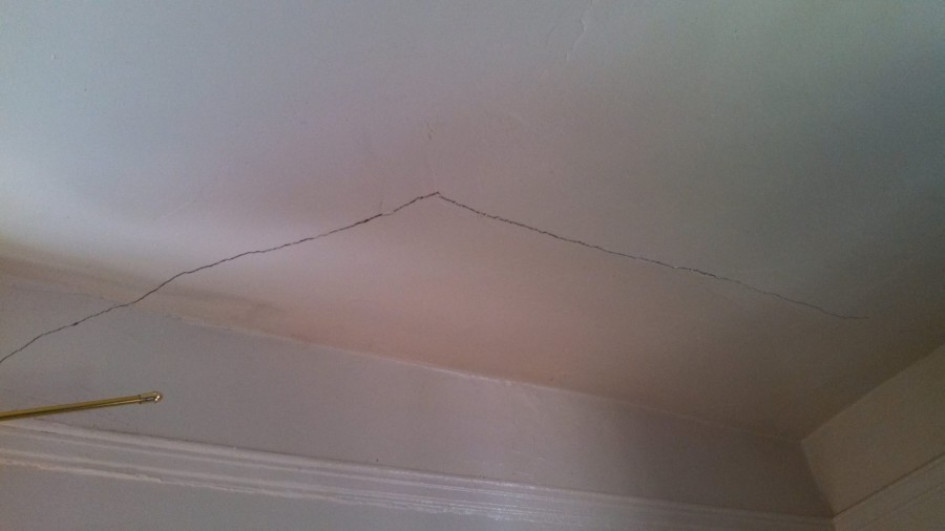 Как убрать трещины штукатурного слоя на потолке