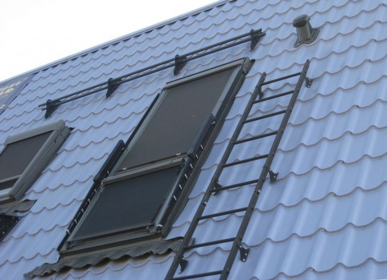Виды лестниц для крыши: особенности конструкций и монтаж своими руками